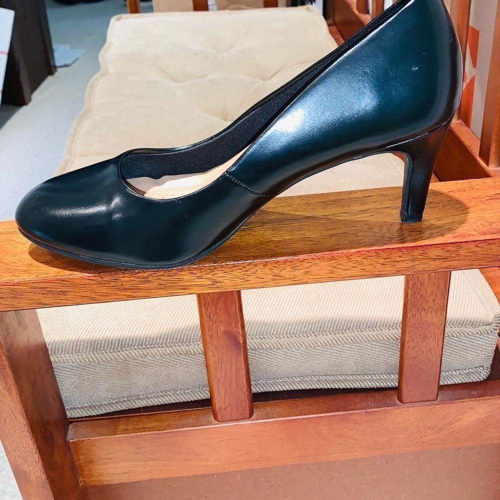 Nine West Black Leather Pumps. - Picture 15 of 15